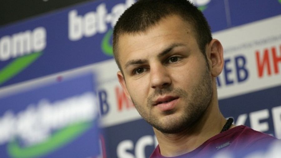 Бой със сянка, Спас Делев, футбол